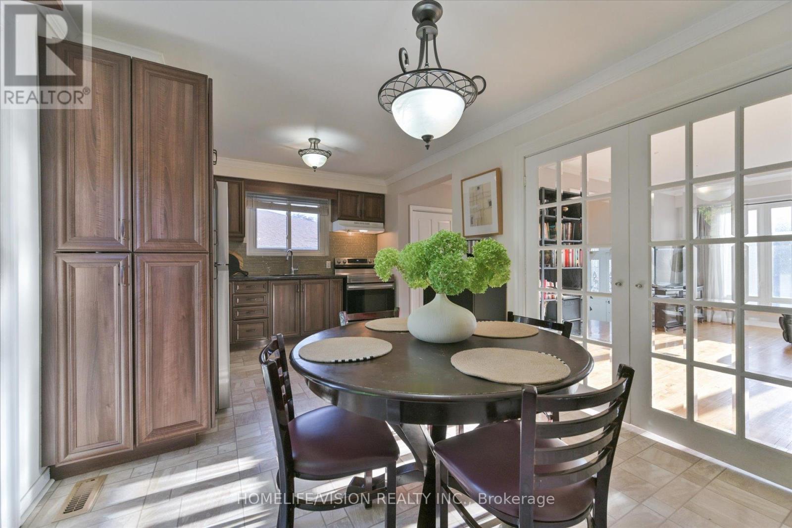 255 Cedar Avenue, Richmond Hill, ON - Indoor Photo Showing Kitchen