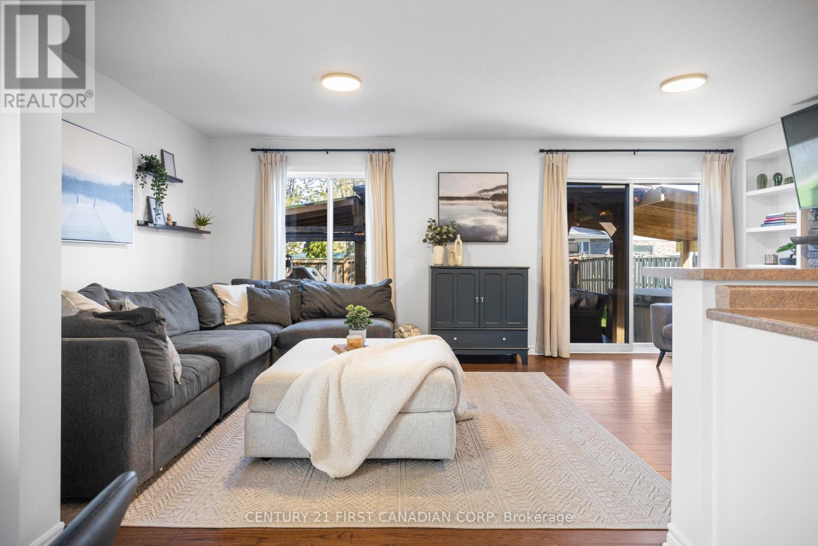 21 Pear Tree Avenue, St. Thomas, ON - Indoor Photo Showing Living Room