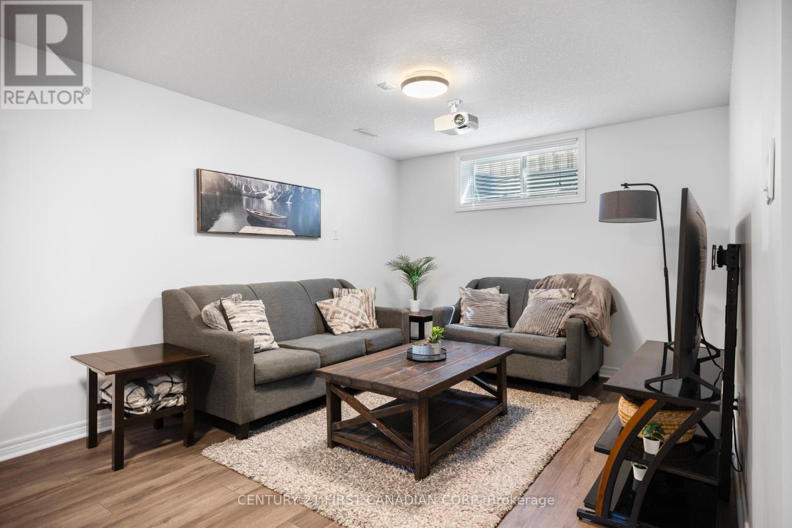 21 Pear Tree Avenue, St. Thomas, ON - Indoor Photo Showing Living Room