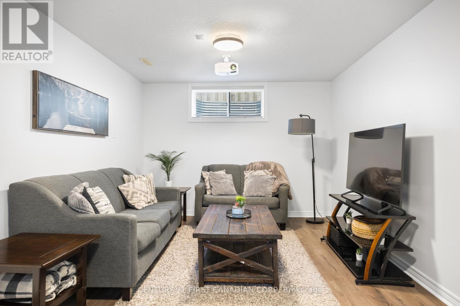 21 Pear Tree Avenue, St. Thomas, ON - Indoor Photo Showing Living Room