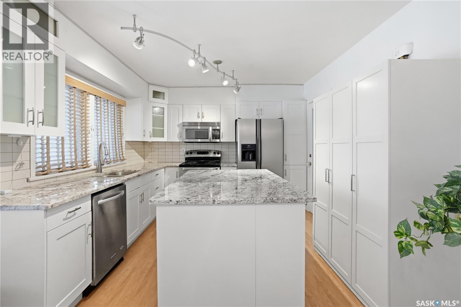 3708 Albert Street, Regina, SK - Indoor Photo Showing Kitchen With Upgraded Kitchen