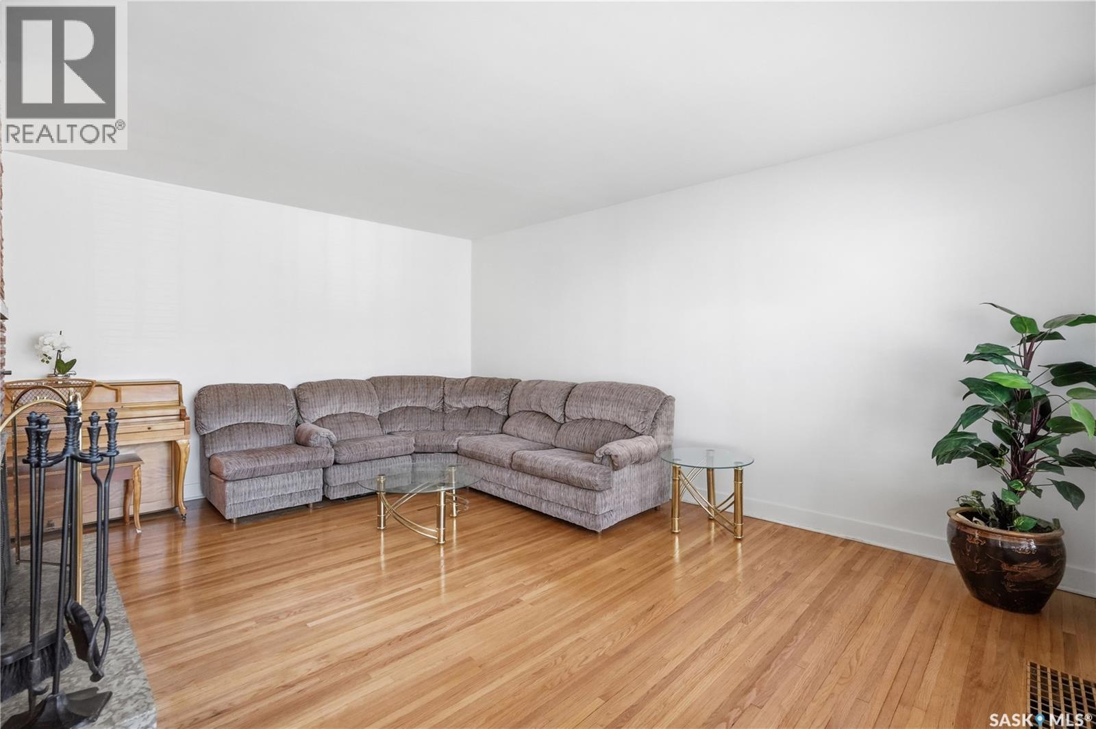 3708 Albert Street, Regina, SK - Indoor Photo Showing Living Room
