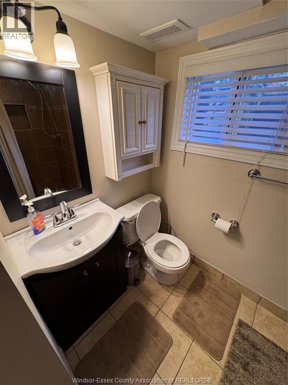1527 Pierre, Windsor, ON - Indoor Photo Showing Bathroom
