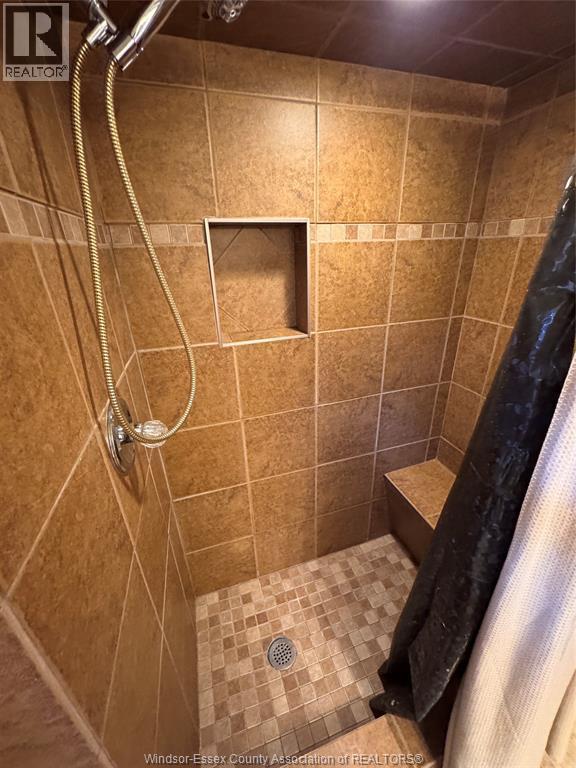 1527 Pierre, Windsor, ON - Indoor Photo Showing Bathroom