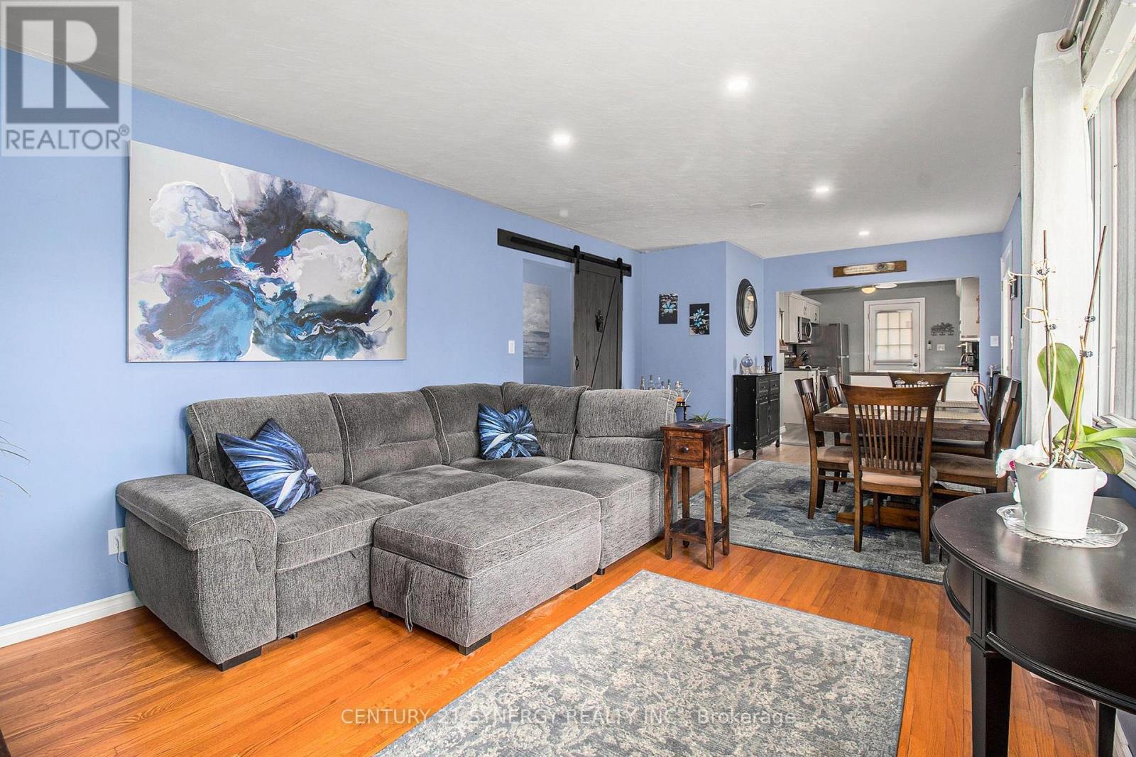 92 Jasper Avenue, Smiths Falls, ON - Indoor Photo Showing Living Room