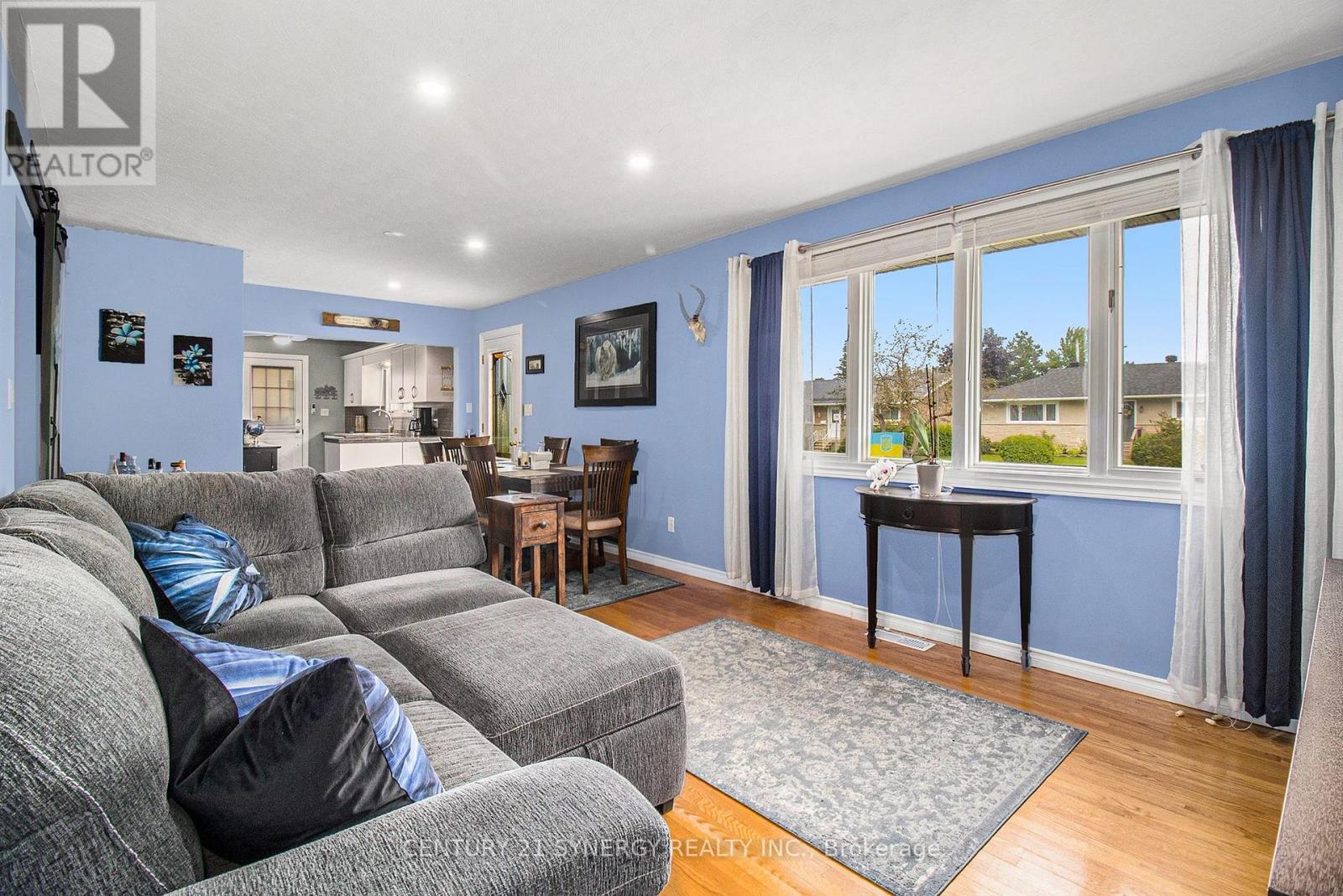 92 Jasper Avenue, Smiths Falls, ON - Indoor Photo Showing Living Room