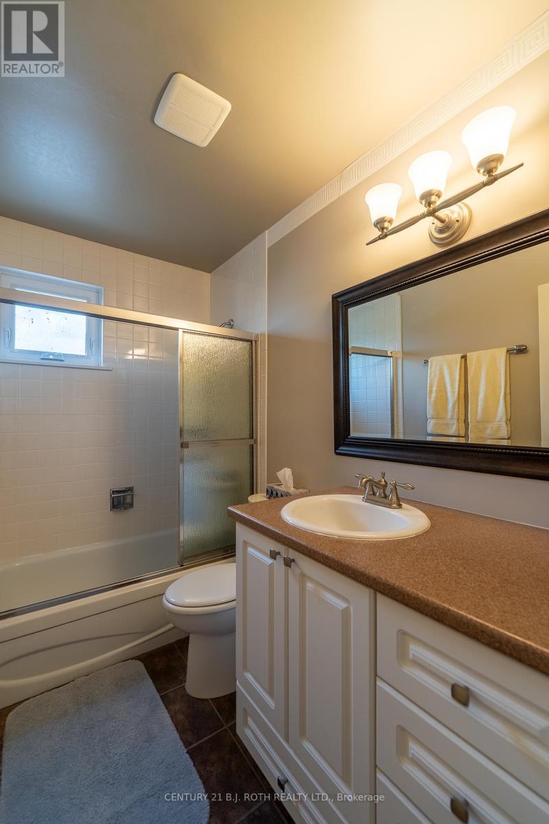 26 - 1 Paradise Boulevard, Ramara, ON - Indoor Photo Showing Bathroom