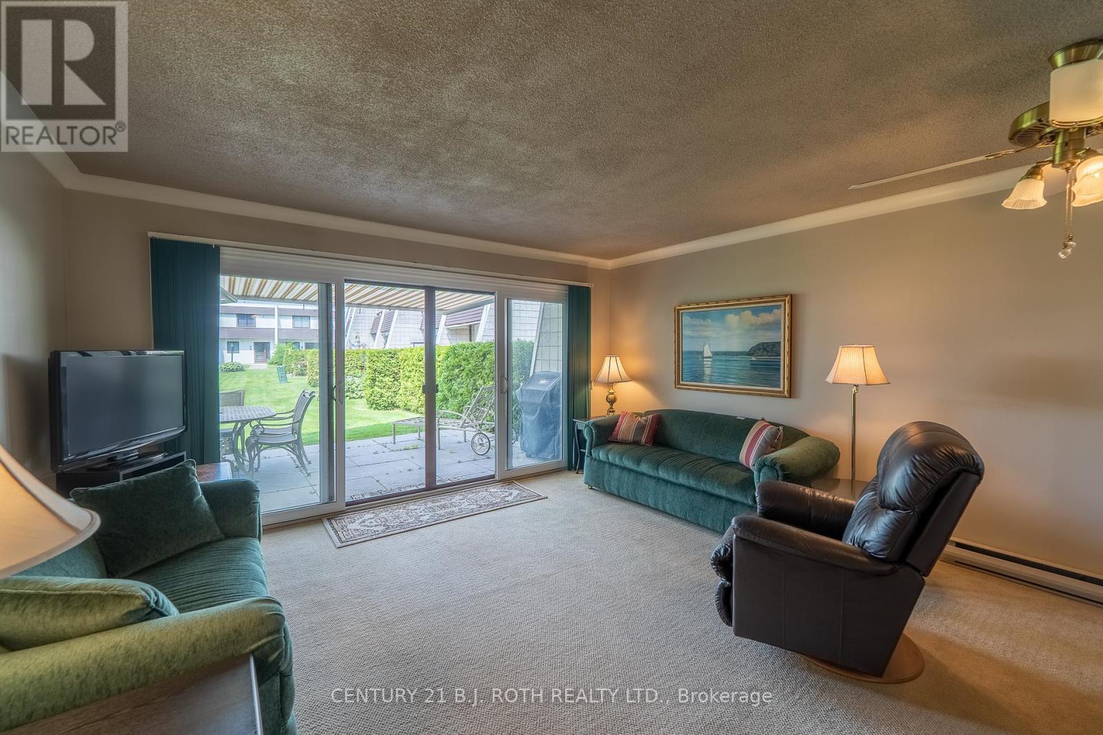 26 - 1 Paradise Boulevard, Ramara, ON - Indoor Photo Showing Living Room