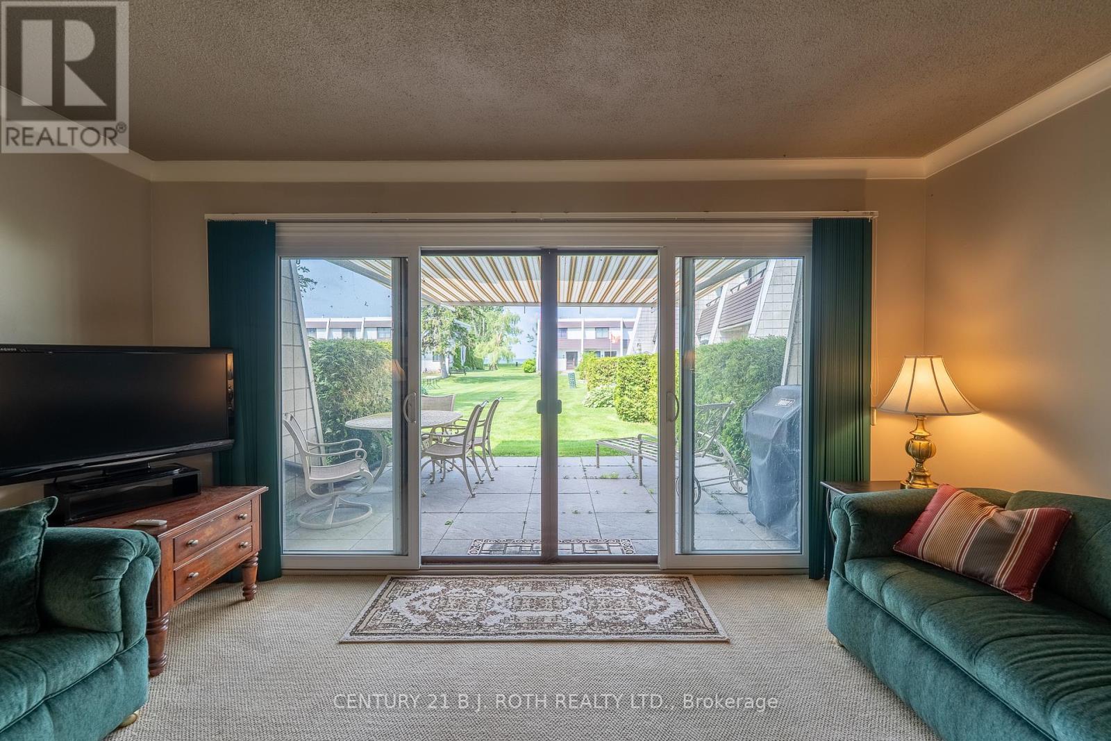 26 - 1 Paradise Boulevard, Ramara, ON - Indoor Photo Showing Living Room
