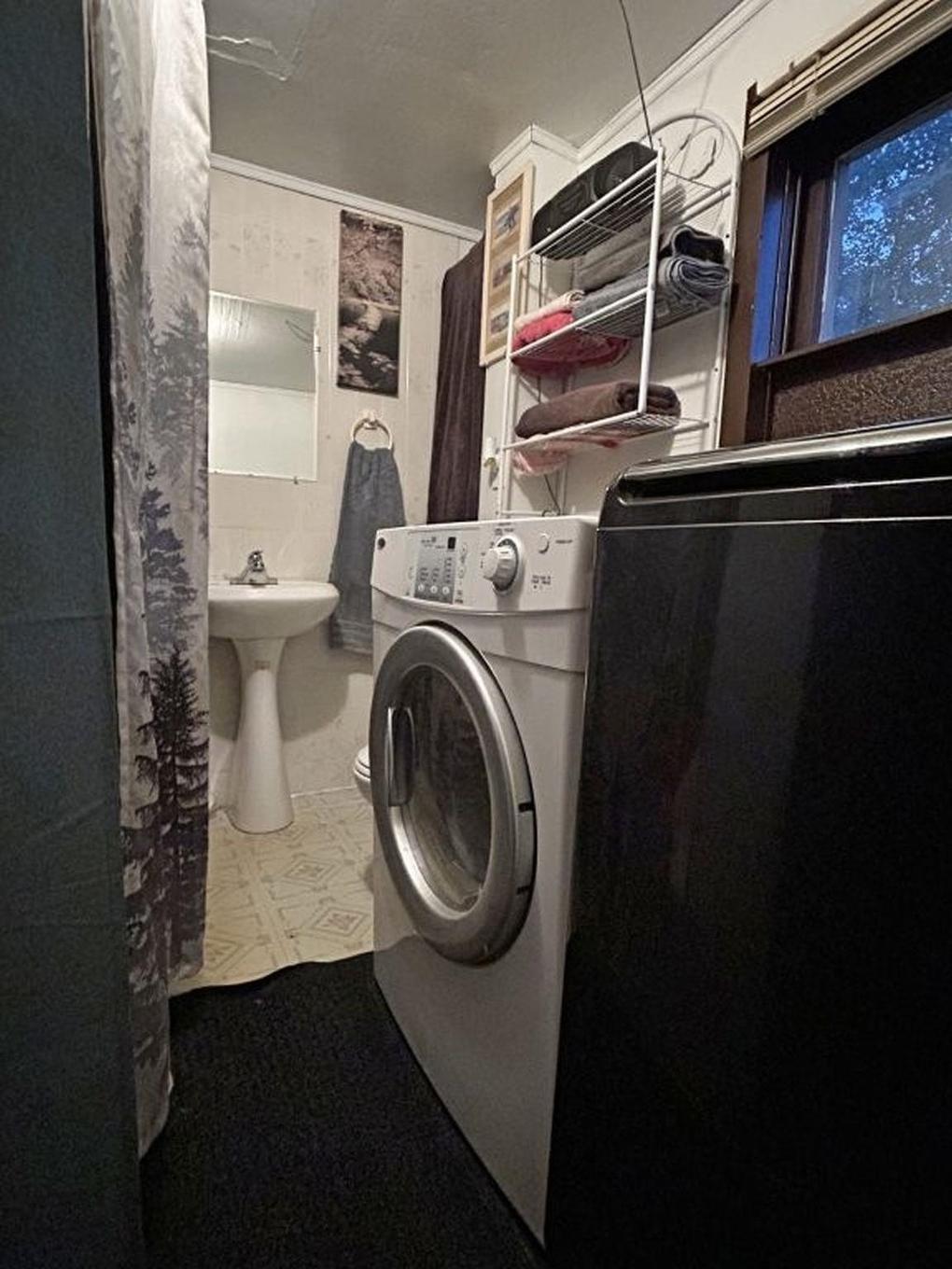 150 First Street, Nipigon, ON - Indoor Photo Showing Laundry Room