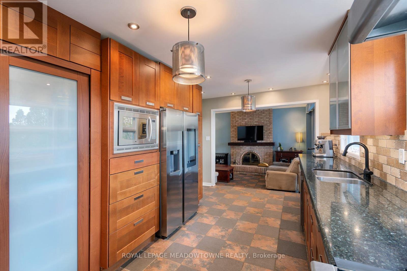 6942 Barrisdale Drive, Mississauga, ON - Indoor Photo Showing Kitchen With Double Sink