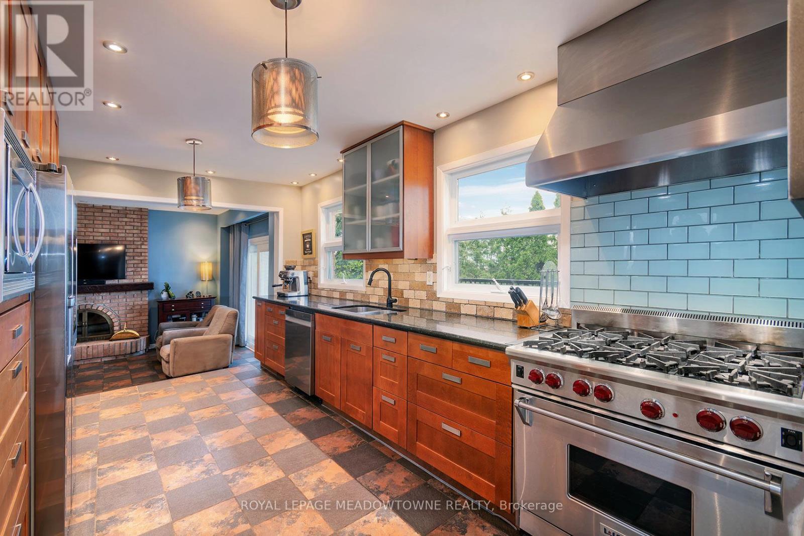 6942 Barrisdale Drive, Mississauga, ON - Indoor Photo Showing Kitchen