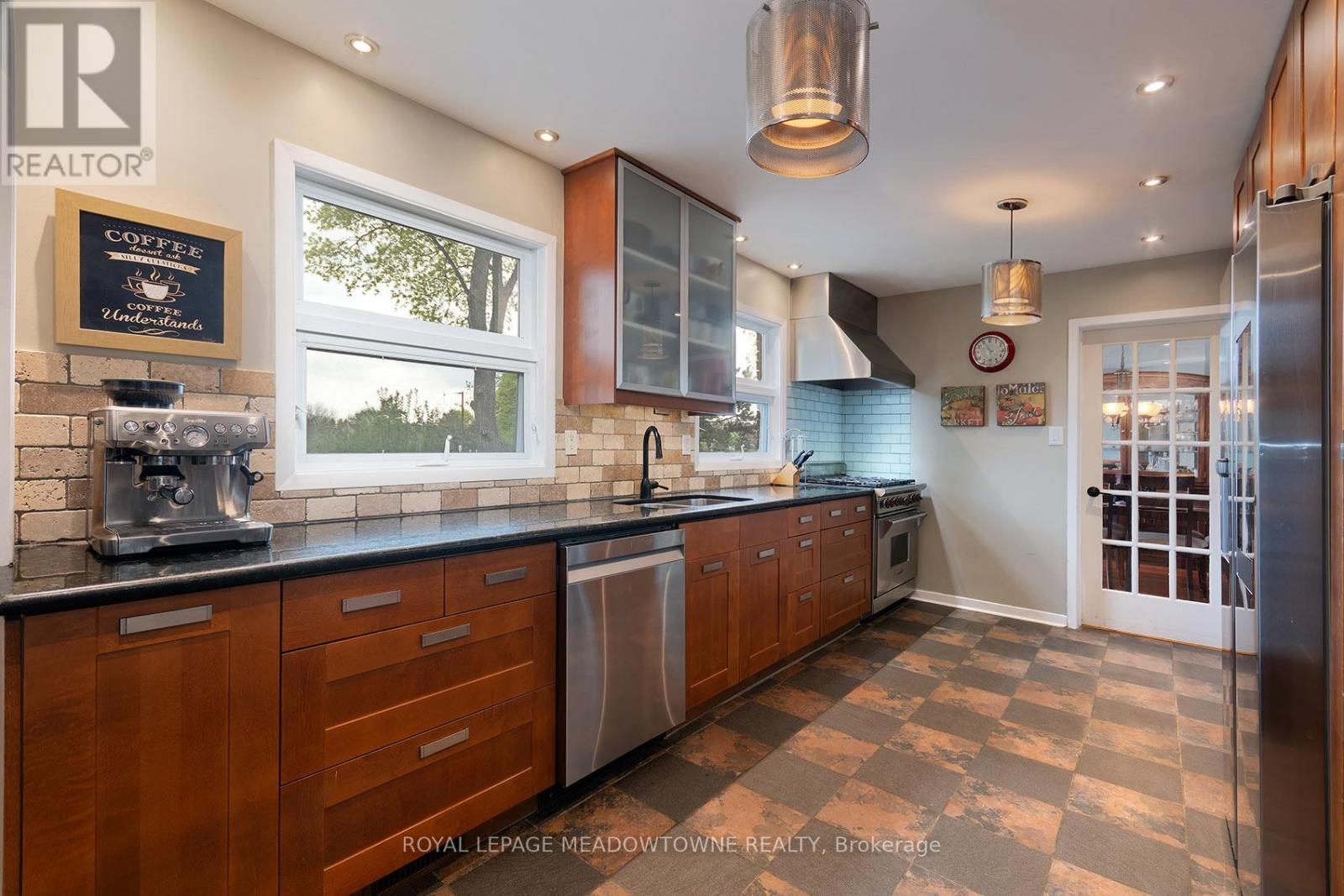 6942 Barrisdale Drive, Mississauga, ON - Indoor Photo Showing Kitchen