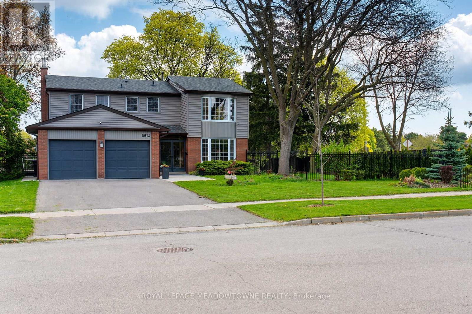 6942 Barrisdale Drive, Mississauga, ON - Outdoor With Facade