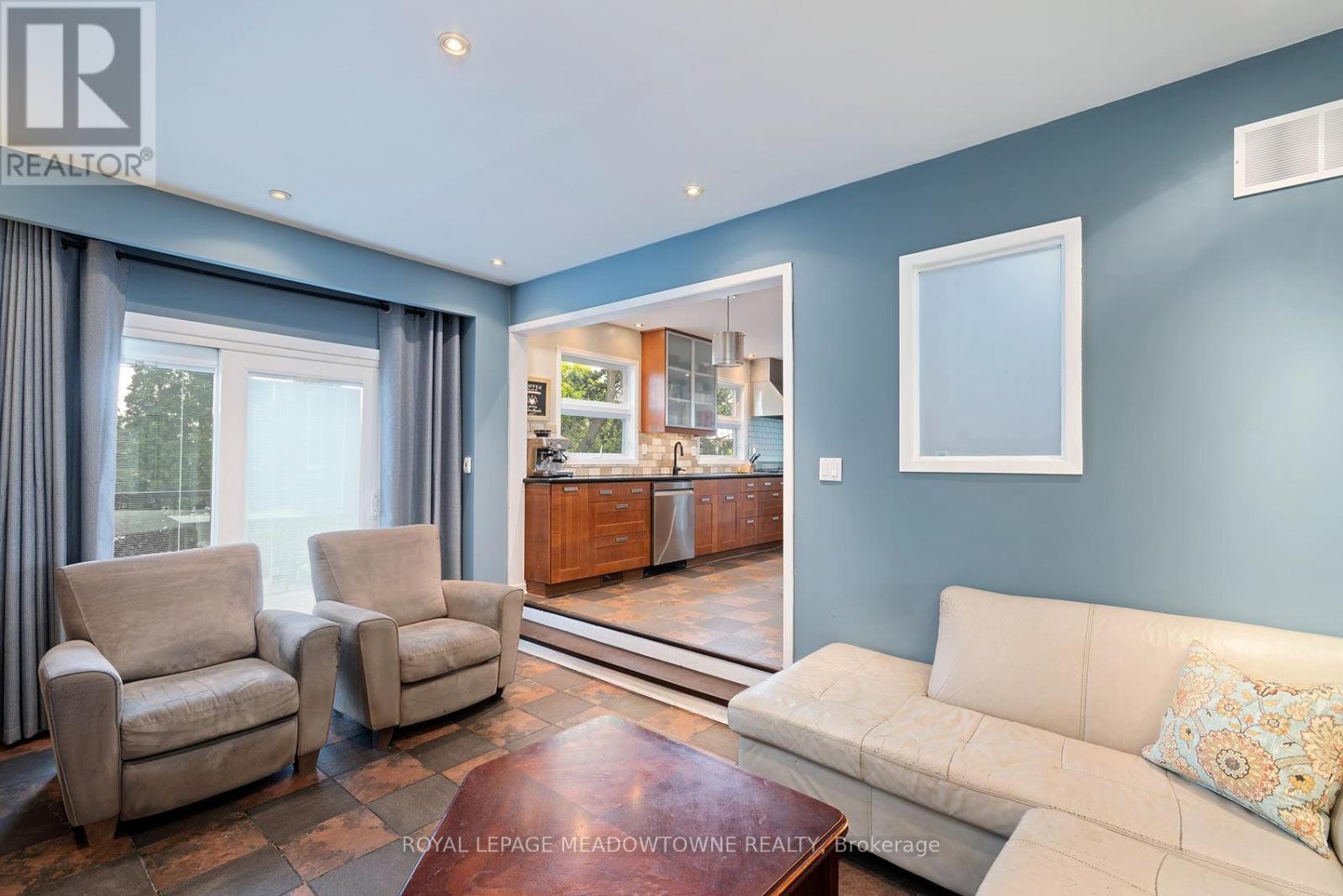 6942 Barrisdale Drive, Mississauga, ON - Indoor Photo Showing Living Room