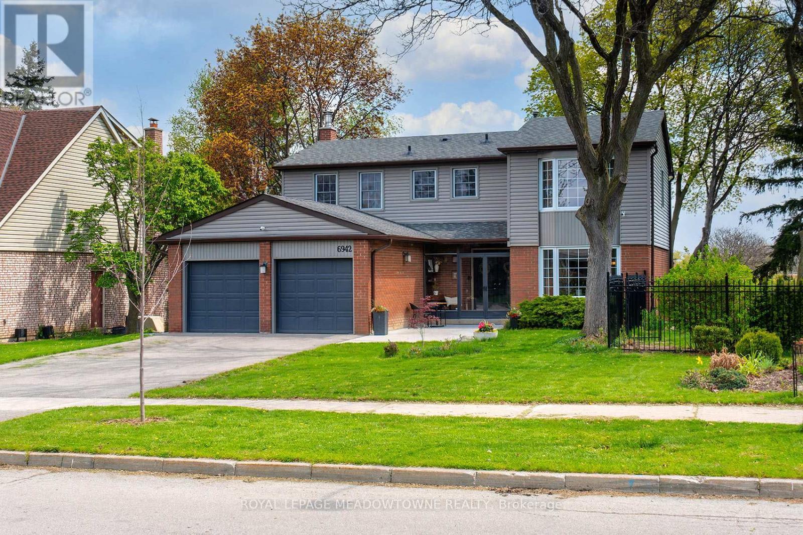 6942 Barrisdale Drive, Mississauga, ON - Outdoor With Facade