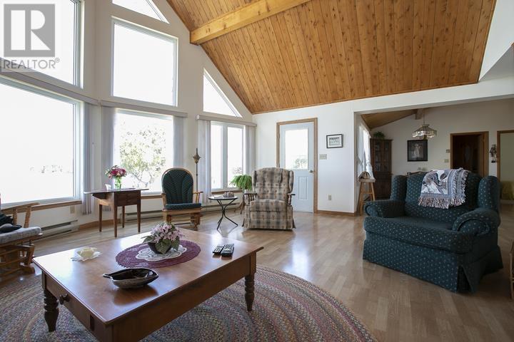 1590 C Line Rd, Richards Landing, ON - Indoor Photo Showing Living Room