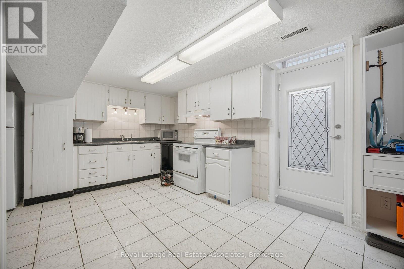 1311 Underwood Drive, Mississauga, ON - Indoor Photo Showing Kitchen