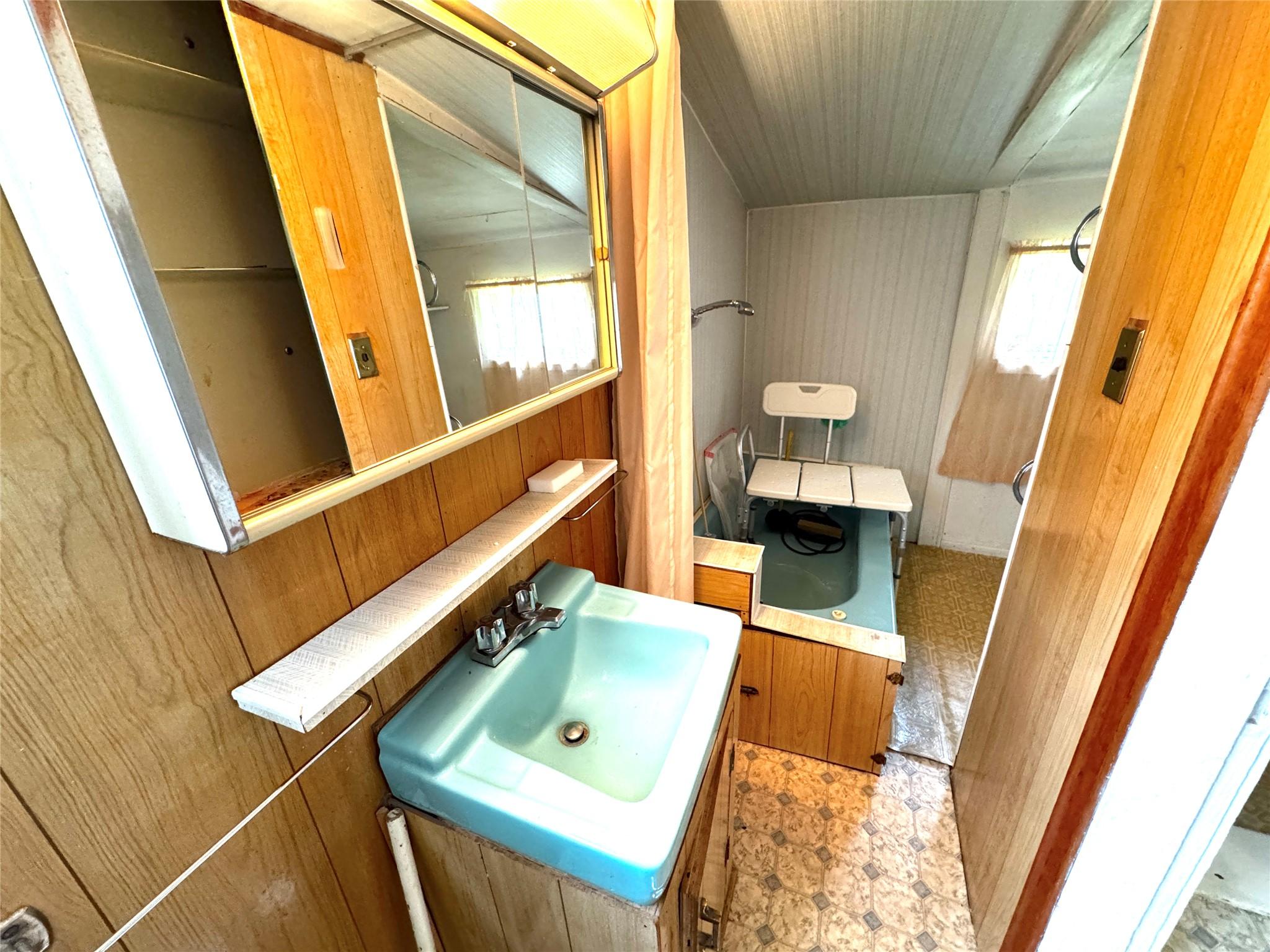 621 9Th Avenue, Fernie, BC - Indoor Photo Showing Bathroom