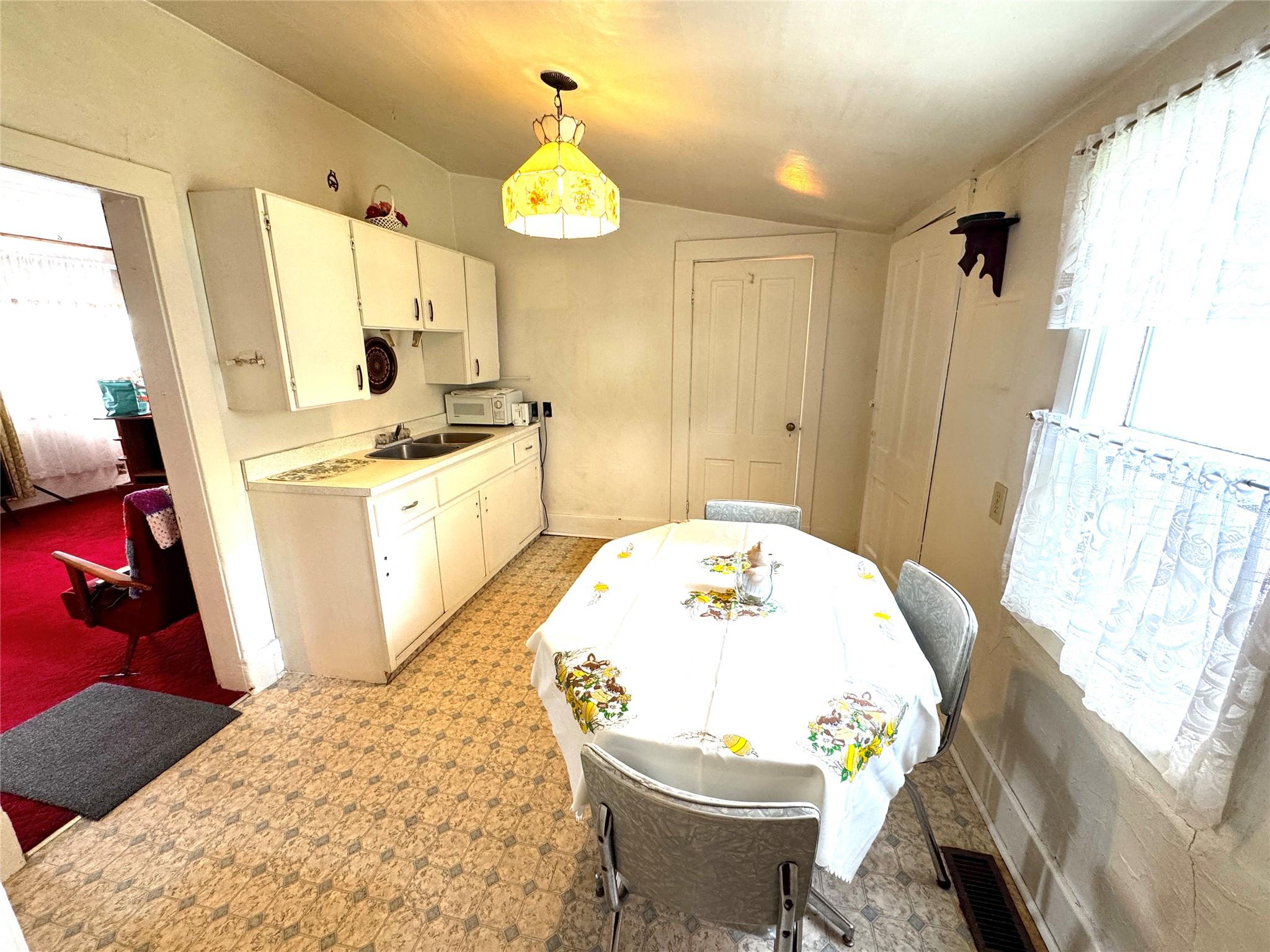 621 9Th Avenue, Fernie, BC - Indoor Photo Showing Kitchen With Double Sink