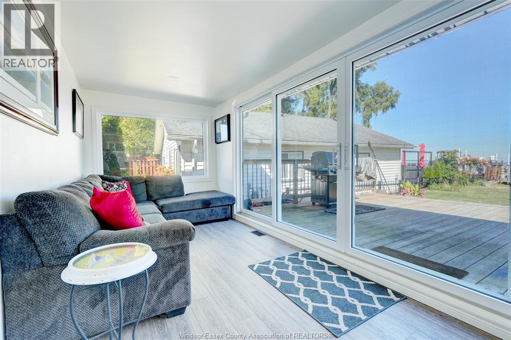 591 Ross Beach, Lakeshore, ON - Indoor Photo Showing Living Room