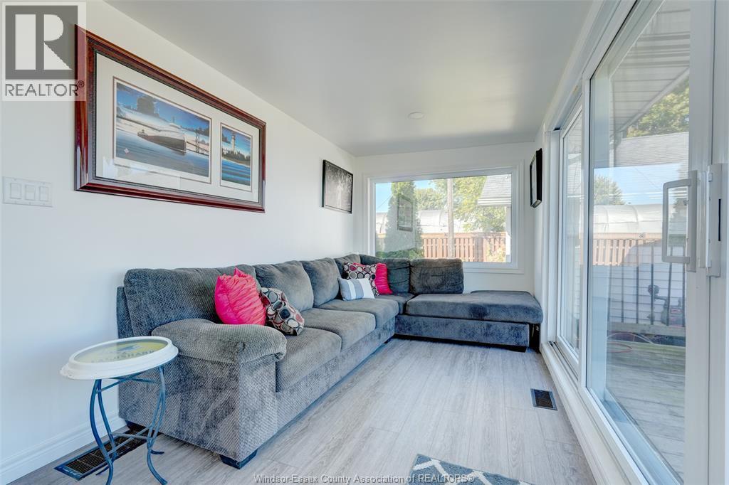 591 Ross Beach, Lakeshore, ON - Indoor Photo Showing Living Room