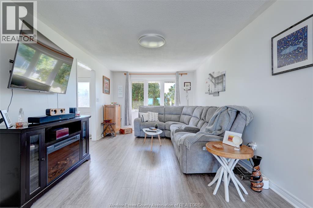 591 Ross Beach, Lakeshore, ON - Indoor Photo Showing Living Room