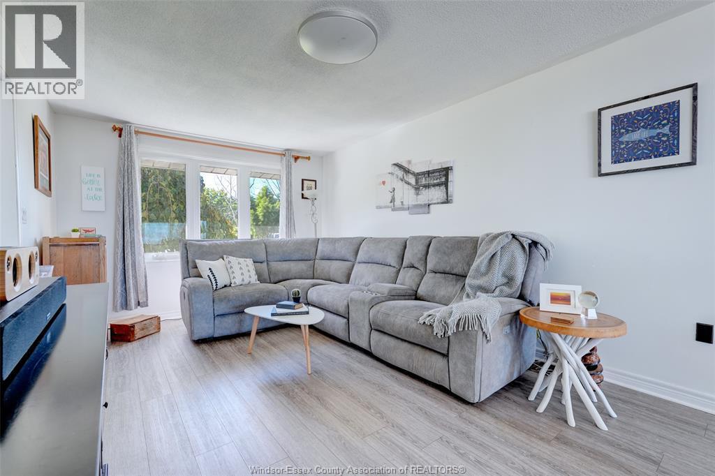 591 Ross Beach, Lakeshore, ON - Indoor Photo Showing Living Room