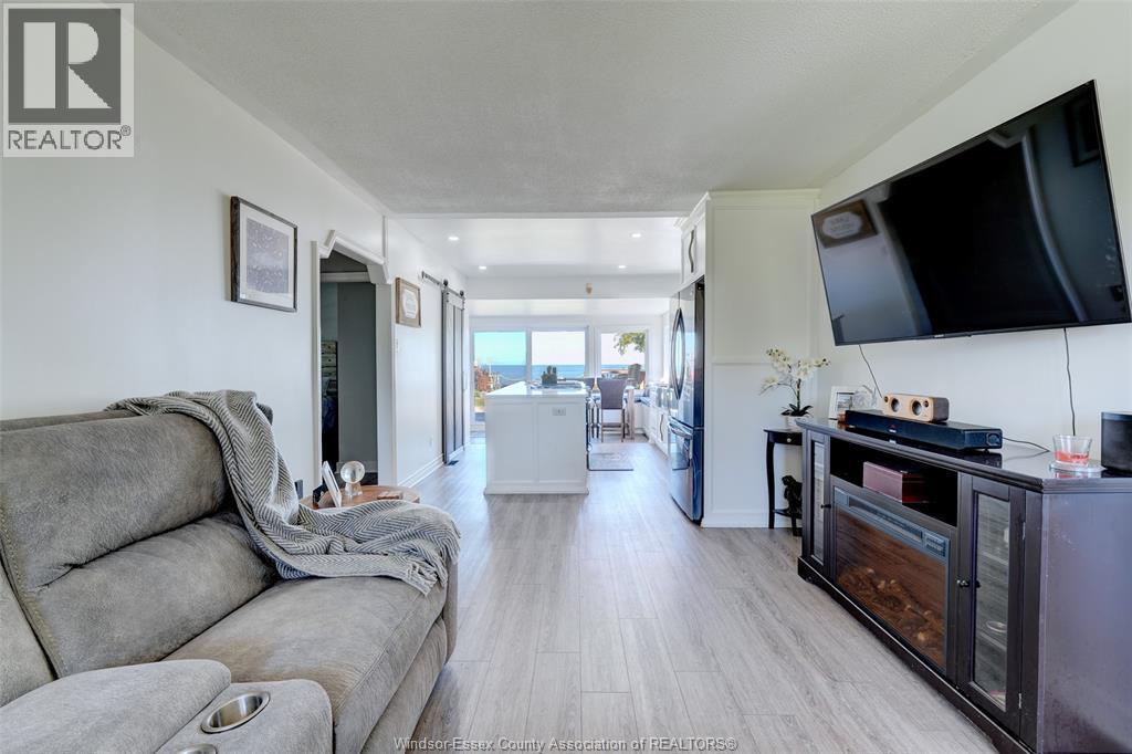 591 Ross Beach, Lakeshore, ON - Indoor Photo Showing Living Room