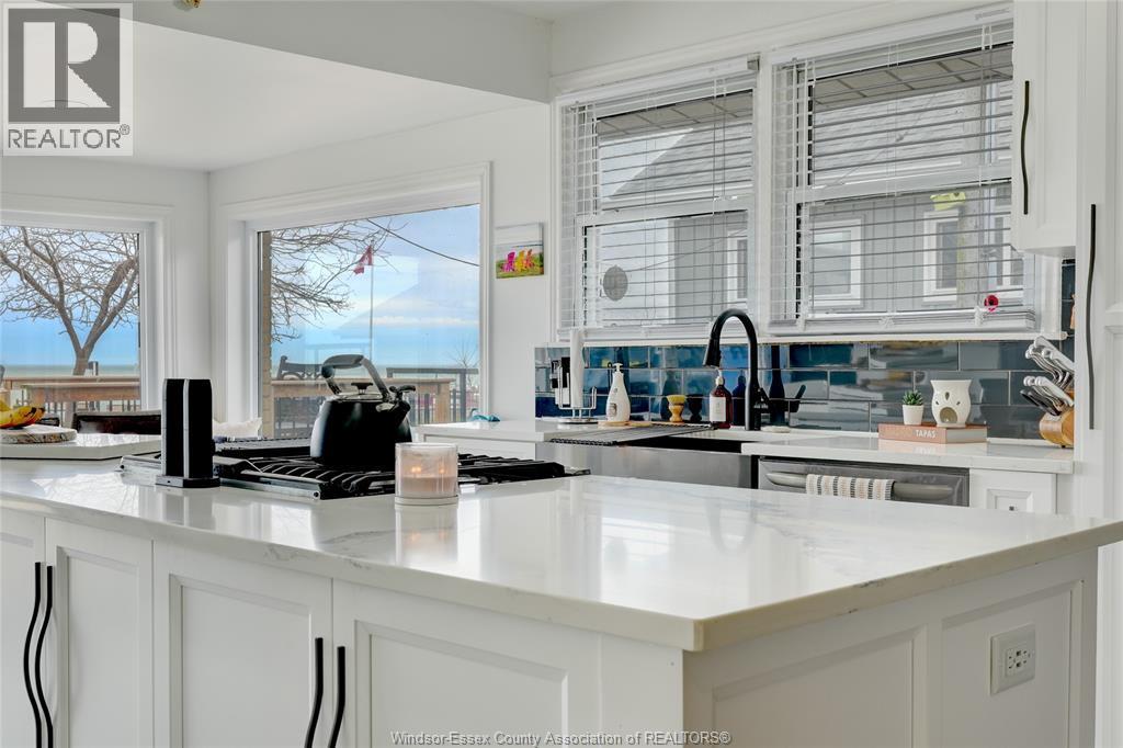 591 Ross Beach, Lakeshore, ON - Indoor Photo Showing Kitchen With Upgraded Kitchen