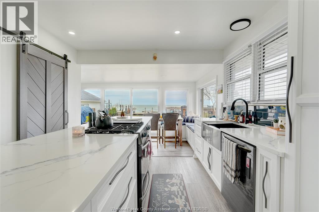 591 Ross Beach, Lakeshore, ON - Indoor Photo Showing Kitchen With Upgraded Kitchen