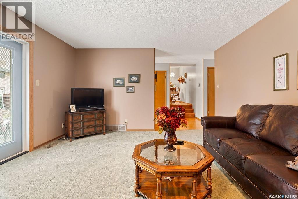 287 Hodgins Crescent N, Regina, SK - Indoor Photo Showing Living Room