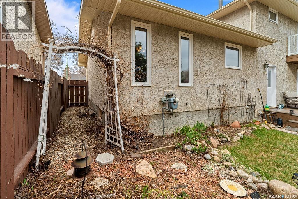 287 Hodgins Crescent N, Regina, SK - Outdoor With Exterior
