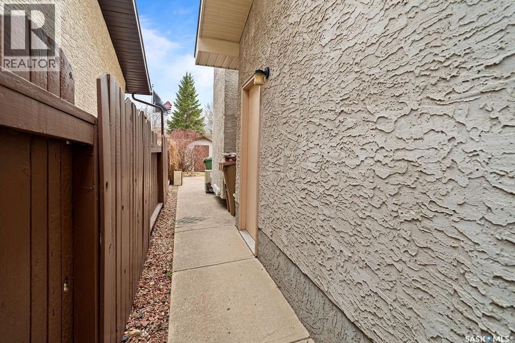 287 Hodgins Crescent N, Regina, SK - Outdoor