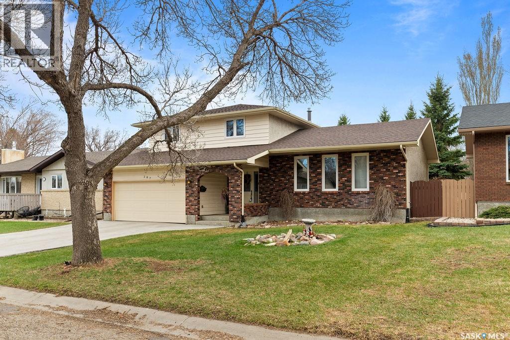 287 Hodgins Crescent N, Regina, SK - Outdoor With Deck Patio Veranda With Facade