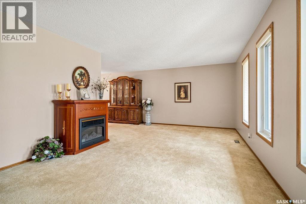 287 Hodgins Crescent N, Regina, SK - Indoor With Fireplace
