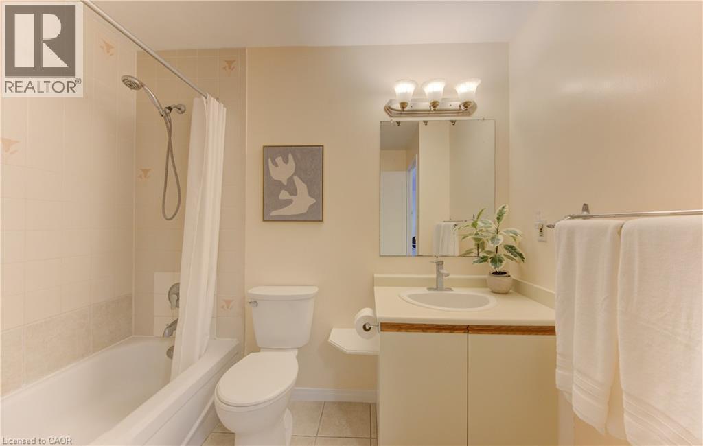 65 Highland Crescent Unit# 204, Kitchener, ON - Indoor Photo Showing Bathroom