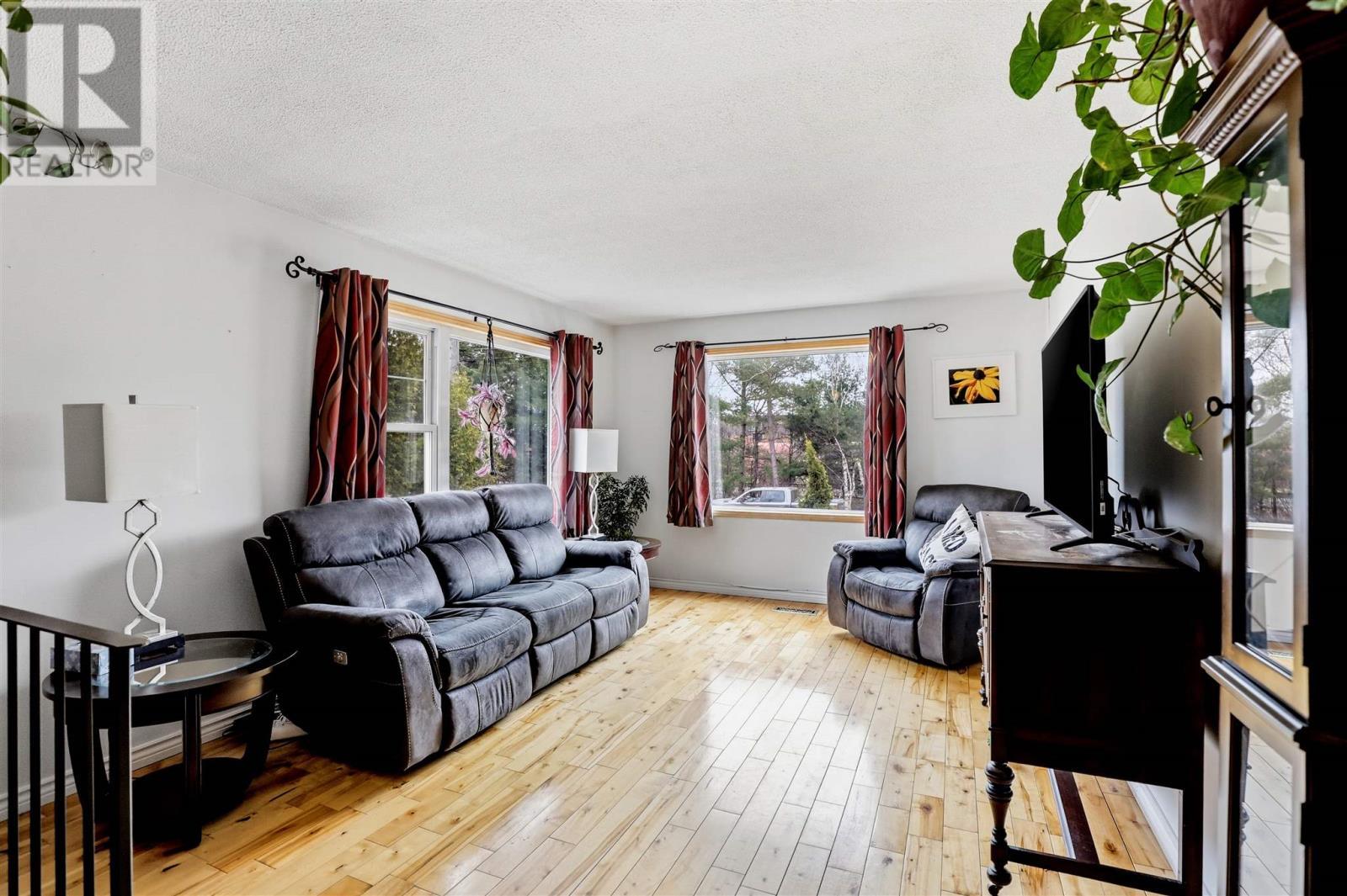 82 Frontenac St, Sault Ste. Marie, ON - Indoor Photo Showing Living Room