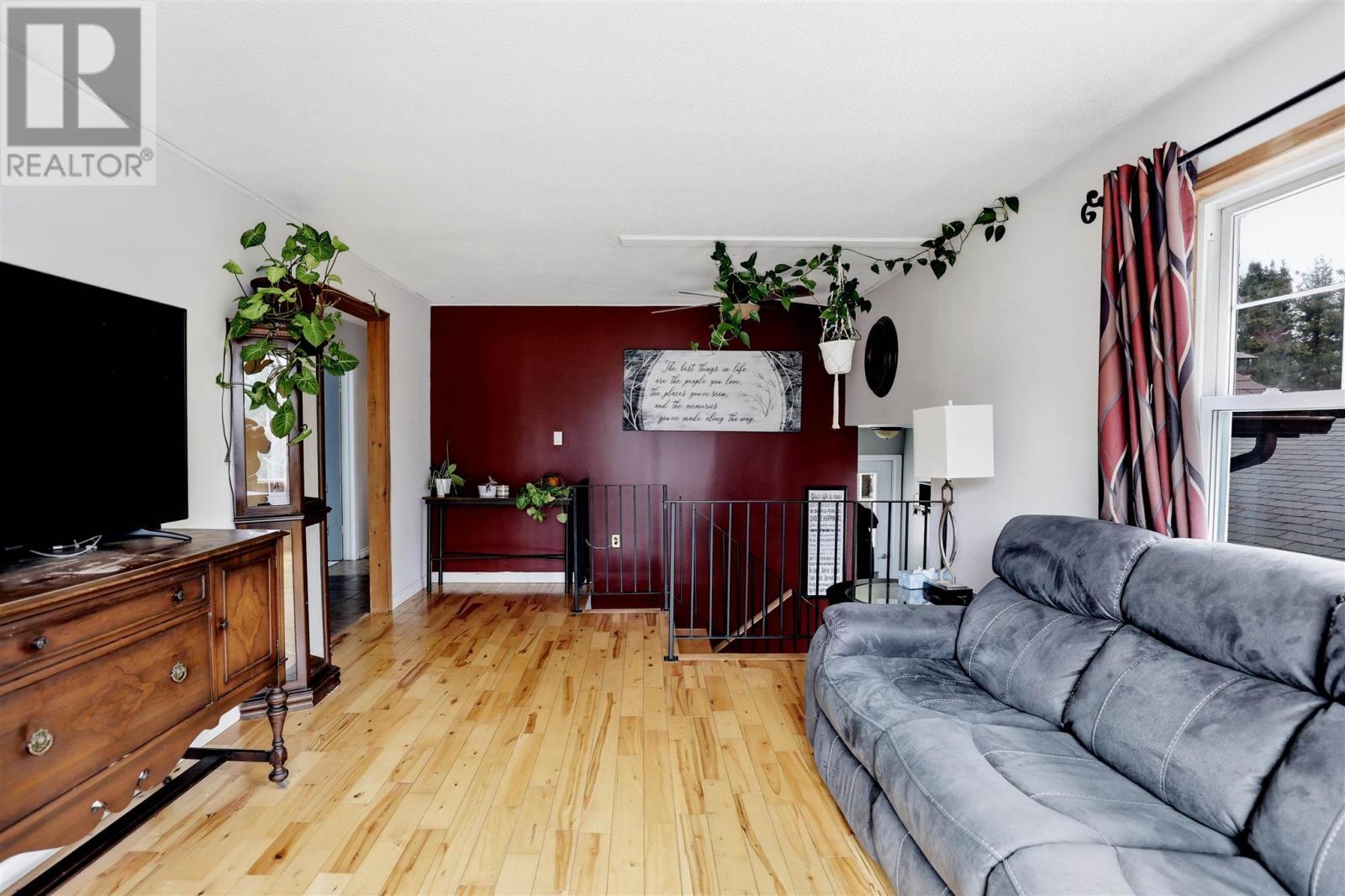 82 Frontenac St, Sault Ste. Marie, ON - Indoor Photo Showing Living Room
