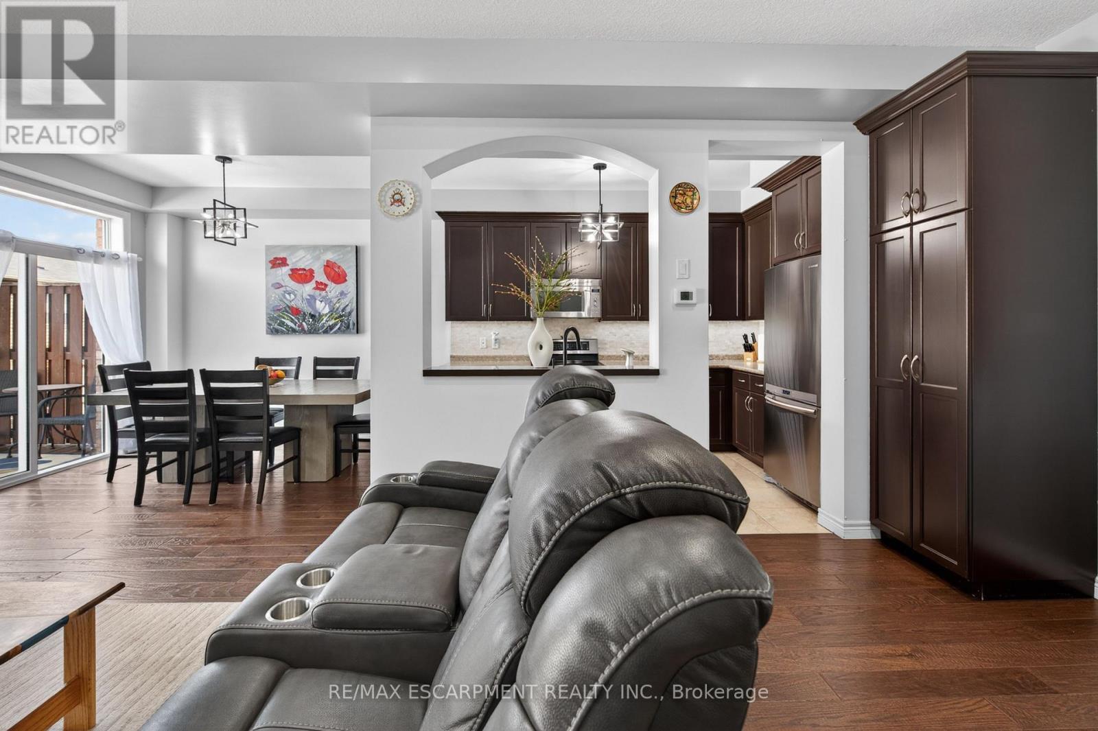 88 Highgate Drive, Hamilton, ON - Indoor Photo Showing Living Room