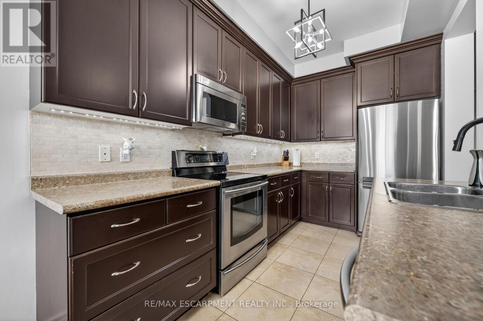 88 Highgate Drive, Hamilton, ON - Indoor Photo Showing Kitchen With Double Sink