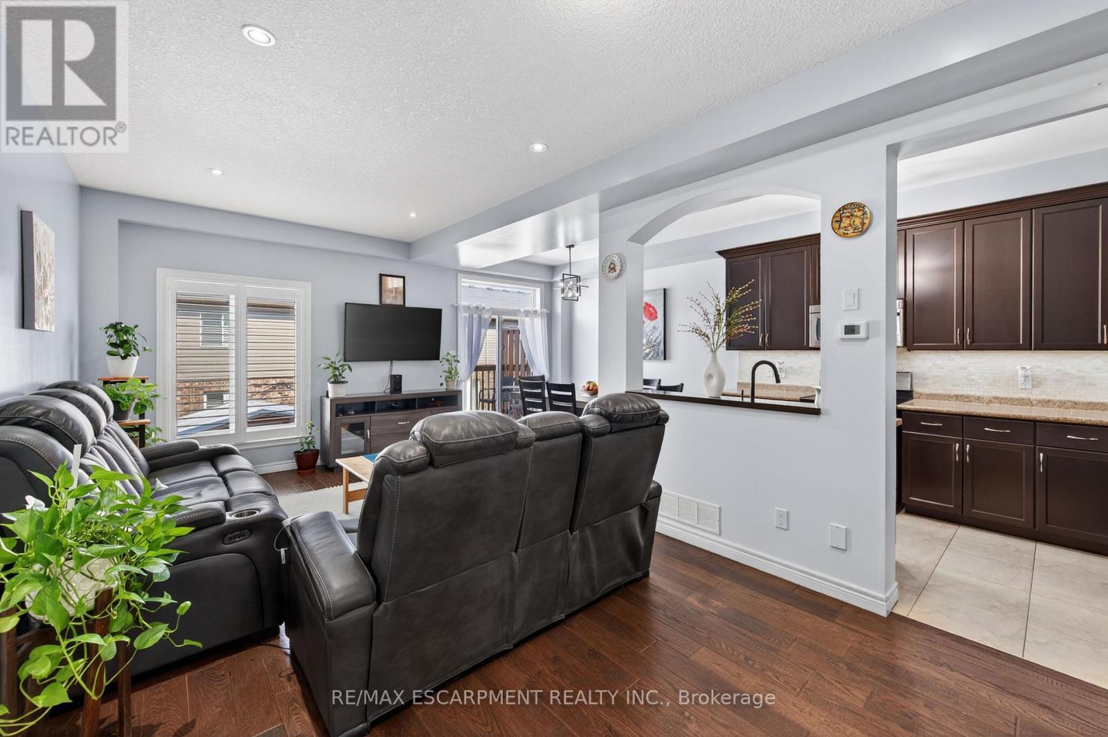 88 Highgate Drive, Hamilton, ON - Indoor Photo Showing Living Room