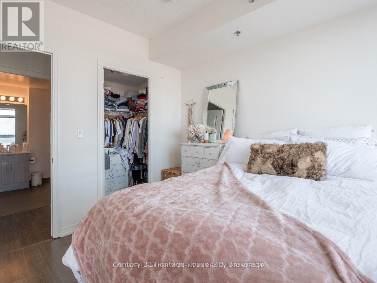 608 - 560 North Service Road, Grimsby (Grimsby Beach), ON - Indoor Photo Showing Bedroom