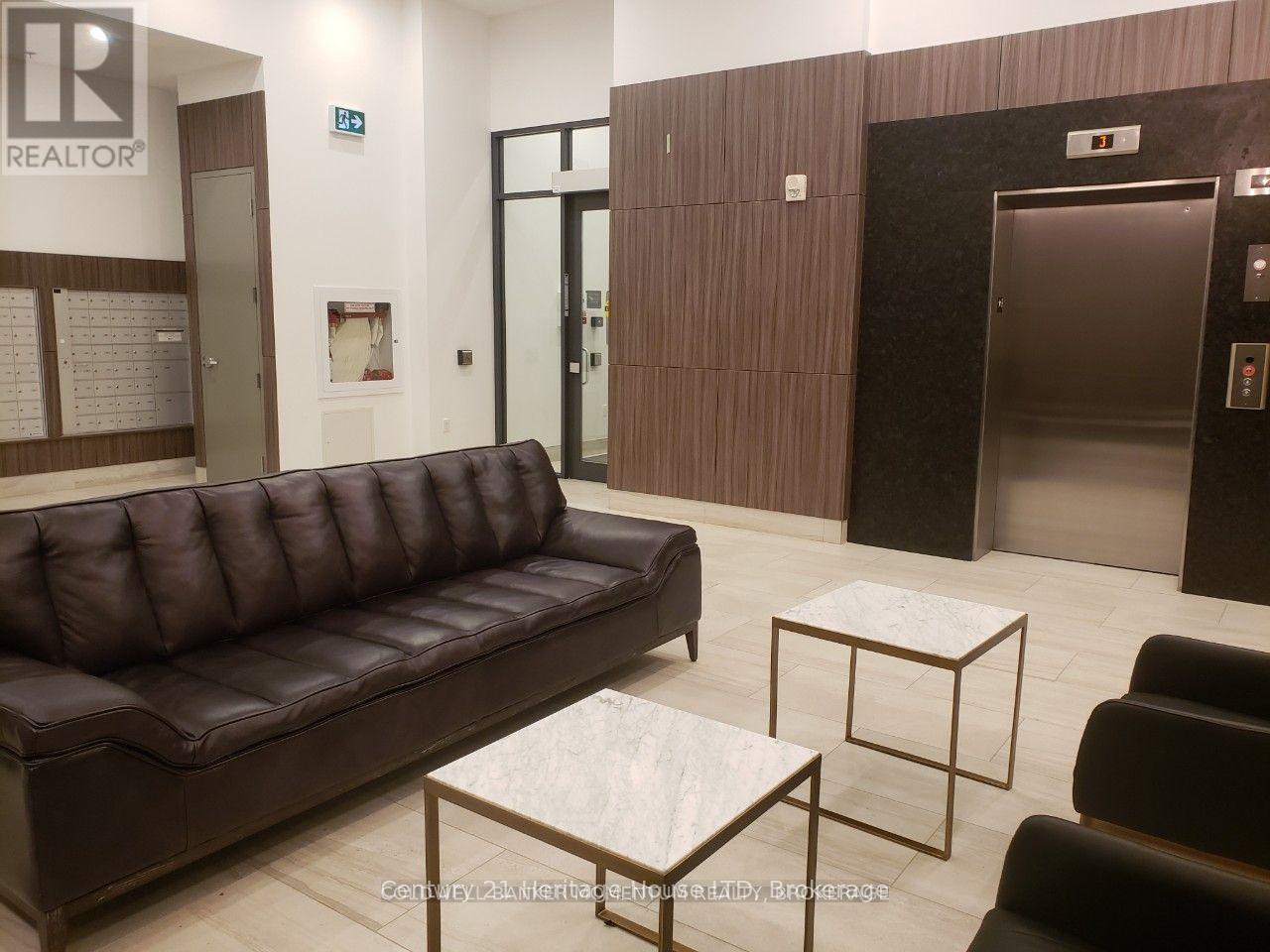 608 - 560 North Service Road, Grimsby (Grimsby Beach), ON - Indoor Photo Showing Living Room