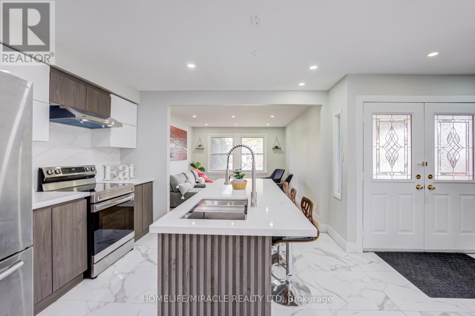 122 Ormond Drive, Oshawa, ON - Indoor Photo Showing Kitchen