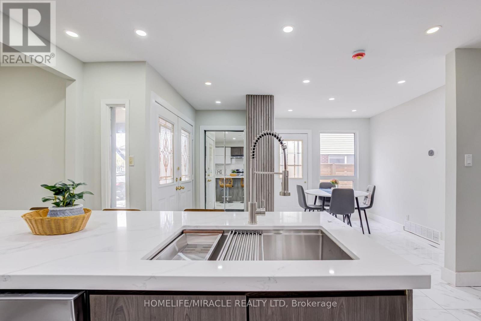 122 Ormond Drive, Oshawa, ON - Indoor Photo Showing Kitchen