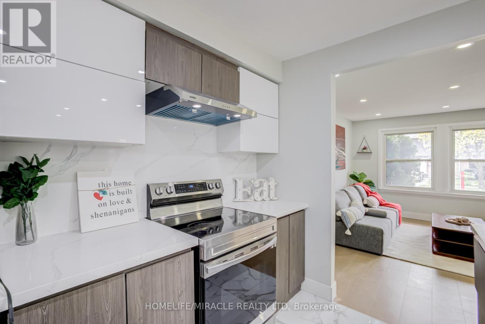 122 Ormond Drive, Oshawa, ON - Indoor Photo Showing Kitchen