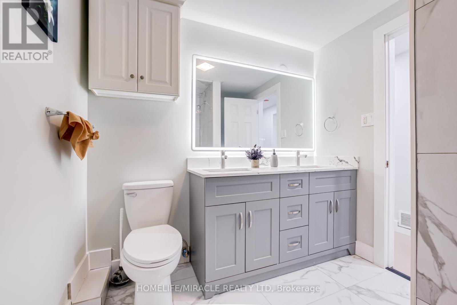 122 Ormond Drive, Oshawa, ON - Indoor Photo Showing Bathroom