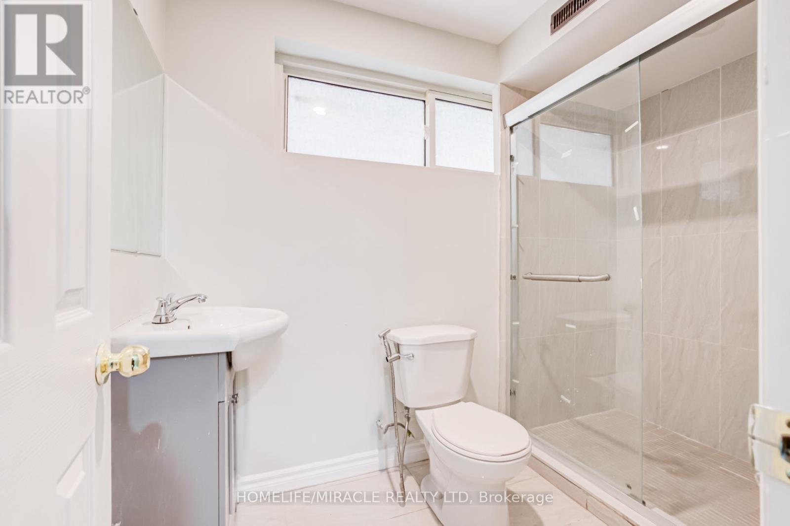122 Ormond Drive, Oshawa, ON - Indoor Photo Showing Bathroom