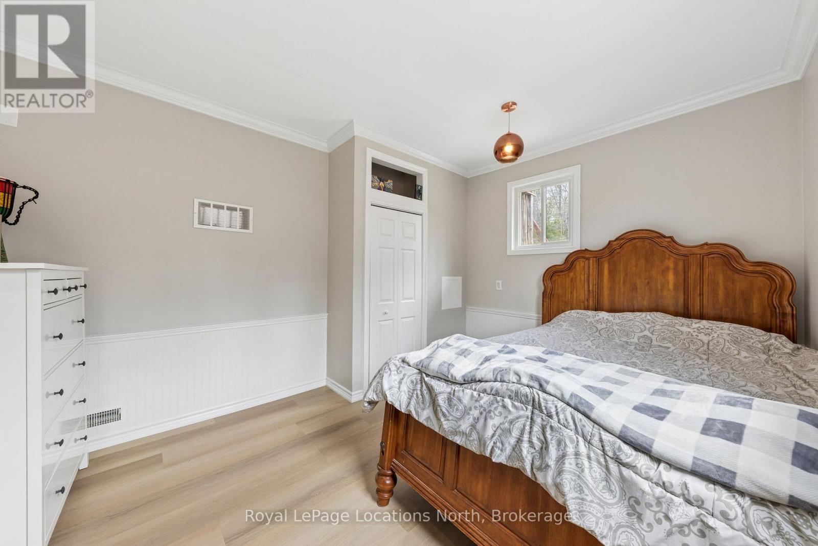 93 Ronald Avenue, Tiny, ON - Indoor Photo Showing Bedroom